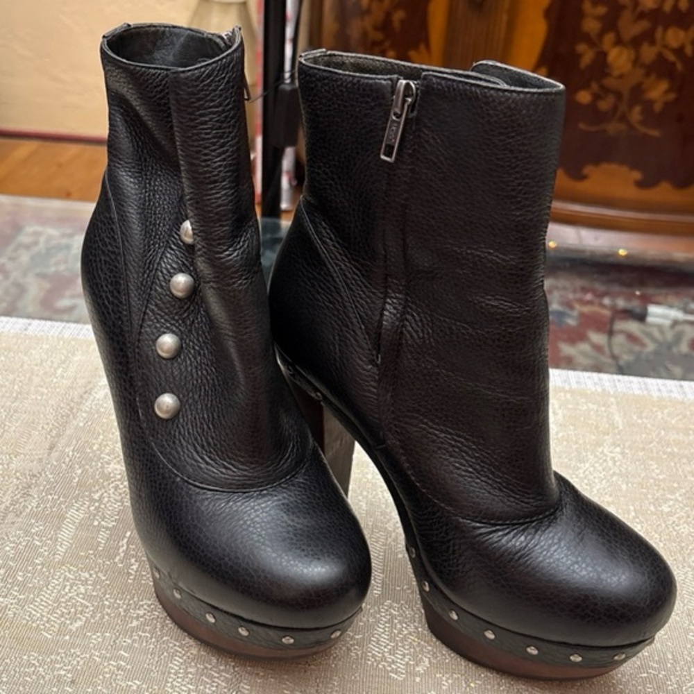 UGG ,AUSTRALIA COSINA black leather Heeled boots with Stud Accents